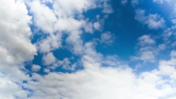 Nubes moviéndose en el cielo azul. — Vídeos de Stock