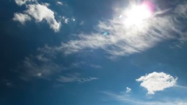 Mavi gökyüzünde hareket eden bulutlar.