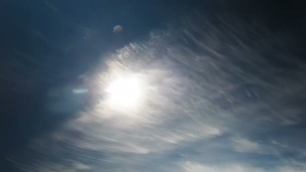 Nuvens movendo-se no céu azul. — Vídeo de Stock