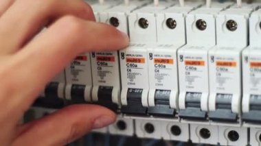 Elektrik sigorta kutusu geçiş.