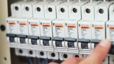 Elektrik sigorta kutusu geçiş.