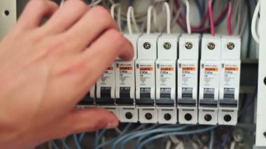 Elektrik sigorta kutusu geçiş.