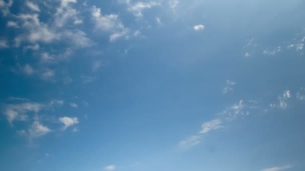 Хмари, що рухаються на блакитному небі . — стокове відео