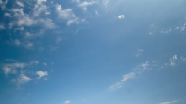 Wolken ziehen in den blauen Himmel. — Stockvideo