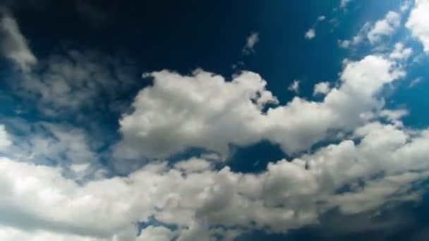 Nuvens movendo-se no céu azul. — Vídeo de Stock