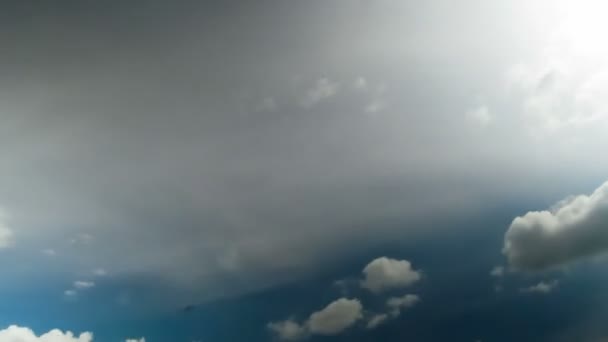 Nuvens movendo-se no céu azul. — Vídeo de Stock