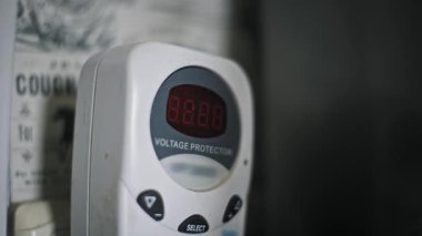 Düşük dengesiz akımı gösteren bir voltaj koruyucusunun dijital görüntüsü. Güvenlik aygıtı gücü kesmek ve cihazları ızgara arızasından korumak için aktif hale geliyor..