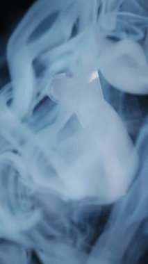 Duman çerçeveyi doldururken klasik ses kaseti karanlık bir yüzeye uzanıyor. Huysuz, sade ışıklandırma gizemli ve nostaljik bir atmosfer yaratır..