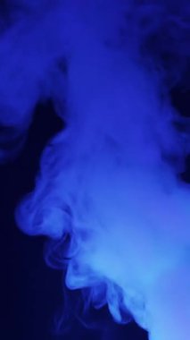 Yoğun mavi duman, koyu mavi arka plana doğru yükselir. Ruhsal buhar soyut ve gizemli bir atmosfer etkisi yaratır..