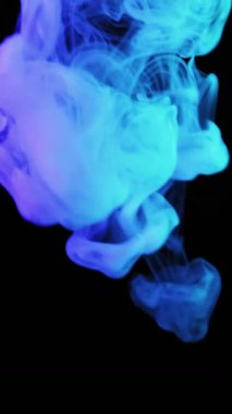 Mavi, mor ve turkuaz kıvrımlar ve dalgaların tonlarında renkli dumanlar. Ruhsal sis, siyah bir zemine karşı hipnotik ve akışkan bir hareket yaratır..