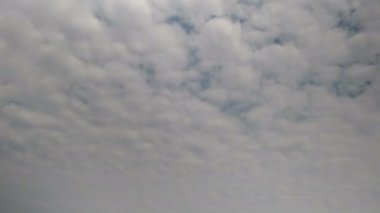 Mavi gökyüzünde hareket eden bulutlar.