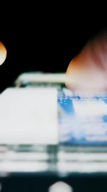 Akıllı telefon ekranındaki sosyal medya yayınında parmak kaydırmaları hızla ilerliyor. Aşırı yakın çekim, karanlık odadaki hızlı, bulanık hareketi yakalar..