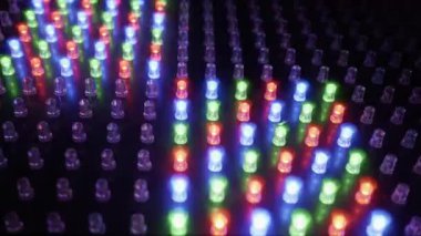 RGB LED ışıklardan oluşan bir şebekeye yakın çekim. Dinamik desenler halinde yanıp sönüyor. Dijital teknoloji kavramı, veri görselleştirme, elektronik ekran ve canlı enerji.