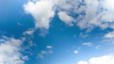 Mavi gökyüzünde hareket eden bulutlar.