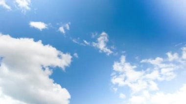 Mavi gökyüzünde hareket eden bulutlar.