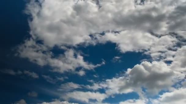 Nuvole che si muovono nel cielo blu. — Video Stock