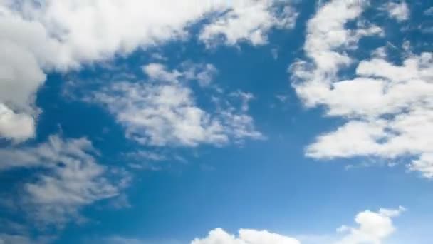 Wolken ziehen in den blauen Himmel. — Stockvideo