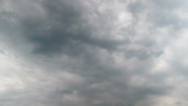 Wolken ziehen in den blauen Himmel. — Stockvideo