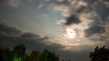 Ufuk ve arka planda gece yıldızlar ve bulutlar ağaçlar üzerinde gece ay doğar.