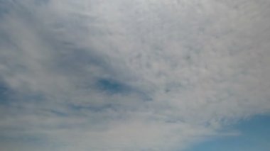 Mavi gökyüzünde hareket eden bulutlar.