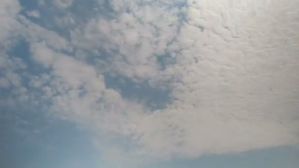 Nuvole che si muovono nel cielo blu. — Video Stock