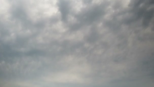 Wolken bewegen in de blauwe lucht. — Stockvideo