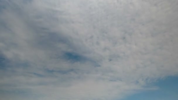 Nuages se déplaçant dans le ciel bleu.