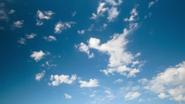 Nubes moviéndose en el cielo azul. — Vídeos de Stock