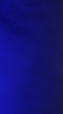 Koyu yeşil ve koyu mavi renkler, yumuşak ve soyut bir hareketle harmanlanıp yer değiştirir. Hafif ışık sızıntıları ve yumuşak bokeh akışkan, rüya gibi bir zemin oluşturur..