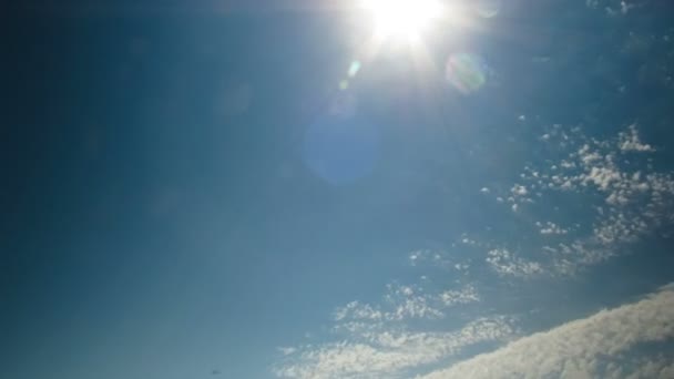 Nuages se déplaçant dans le ciel bleu. — Video