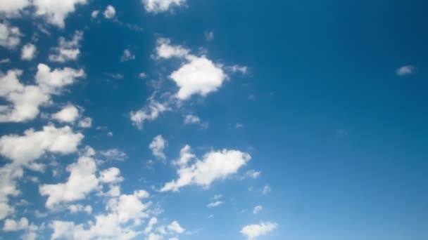 Wolken bewegen in de blauwe lucht. — Stockvideo