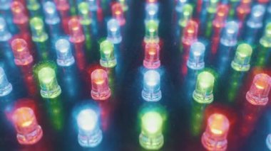 Renkli ve dinamik bir desen içinde yanıp sönen bir dizi RGB LED 'in makro görüntüsü. Dijital teknoloji kavramı, modern elektronik, enerjik enerji ve soyut arkaplan.