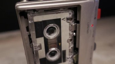 Kamera uzaklaştığında kırmızı ışık parlayan gümüş bir mikrokaset çalar. Gazetecilik, casusluk, kanıt ve klasik analog teknolojisi kavramı.