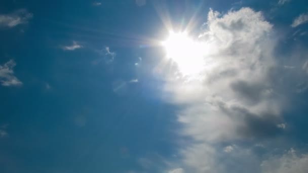 Nuvens movendo-se no céu azul. — Vídeo de Stock