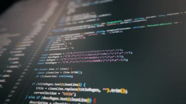 Modern bir bilgisayar ekranında yapay zeka kodlarının çizgileri pürüzsüzce kayar. Titreşim kodlama kavramı ve hızlı yazılım geliştirme için otomatik araçlar kullanılması.