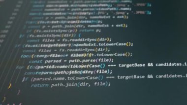 Arka uç uygulama mantığı için siyah ekranda kaydırılan renkli JavaScript satırlarının ayrıntılı görünümü. Güvenli kodlama, yazılım mühendisliği, hata ayıklama ve dijital yenilik kavramı.