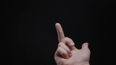 Erkek el, siyah arka plana karşı saldırgan bir hareketle orta parmağı gösterir. Bu kavram kabalığı, öfkeyi, inkarı ve meydan okuyan sosyal davranışı temsil eder..