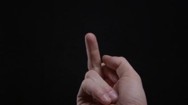 Bir adamın eli sert siyah bir arka plana hayır demek için işaret parmağını sallayarak azarlayıcı bir jest yapar. Onaylamama, uyarı, inkar etme ve eylemi yasaklama kavramı.