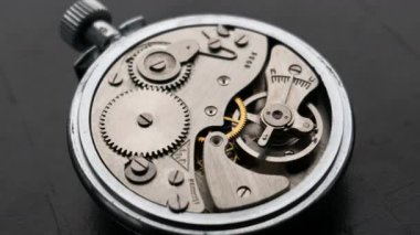 Klasik bir mekanik kronometre hızlandırılmış bir zaman atlamasında dönen dişlilerle çalışır. Bu kavram, zamanın ve mekanik kesinliğin hızlı geçişini vurgular..