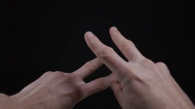 İzole edilmiş siyah bir arkaplanda hashtag sembolü yaratmak için iki el birbirine dokunur. Sosyal medya, dijital iletişim, trend konular, çevrimiçi pazarlama ve topluluk kavramı.