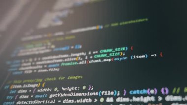 Bilgisayar monitörü, sözcük dizimi vurgulanmış programlama kodunun kaydırma çizgilerini karanlık kipte gösterir. Vibe kodlama, yapay zeka geliştirme ve modern makine öğrenme çalışma akışı kavramı