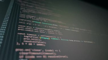 Yazılım kaynağı kodunun renkli çizgileri dijital ekranda dikey olarak kayar. Vibe kodlama kavramı, yapay zeka uygulaması geliştirme, makine öğrenme ve modern teknoloji