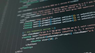 Karanlık bir bilgisayar ekranından süzülen renkli programlama kodunun yakın plan görüntüsü. Yazılım geliştirme, web tasarımı, kodlama, hackleme ve modern teknoloji kavramı.