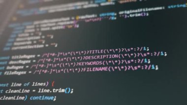 Yazılım geliştirme sırasında koyu renk bir ekranda renkli programlama metni parşömenleri. Yapay zeka, makine öğrenme ve dijital veri işleme kavramı.