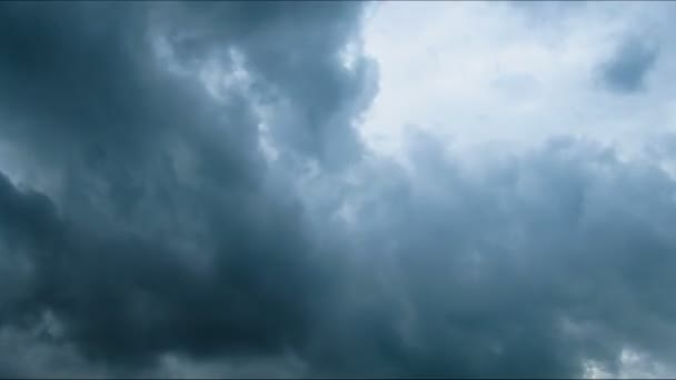 Nubes de tormenta moviéndose a través del cielo azul . — Vídeos de Stock