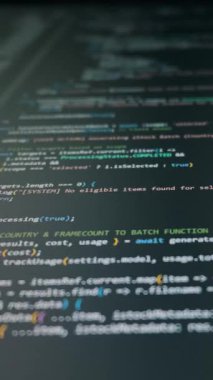 Bilgisayar programlama kodu renkli sözdizimi ile koyu renk ekran ekranında dikey olarak kayar. Konsept, yapay zekanın sıfır kod oluşturmada yardımcı olduğu titreşim kodlamasının akışını temsil eder..