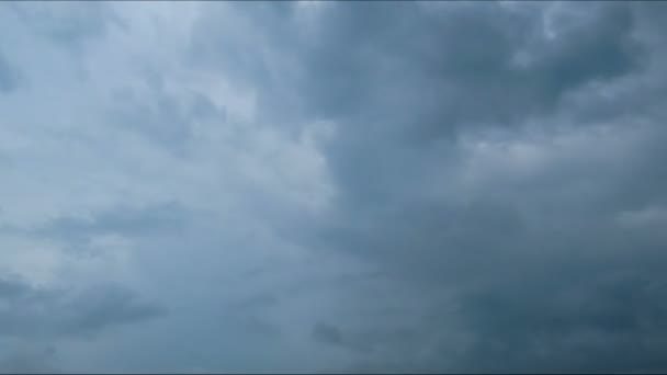 Bouřková mračna, pohybující se po modré obloze. — Stock video
