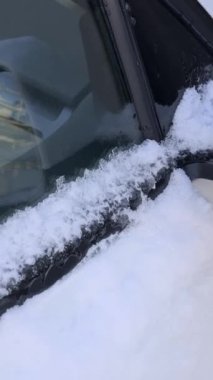 Kar ve buz, kış boyunca bir arabanın pencere çerçevesinde ve kapısında birikir. Aracın bakımını ve soğuk hava koşullarını etkileyen dondurucu sıcaklık kavramı.