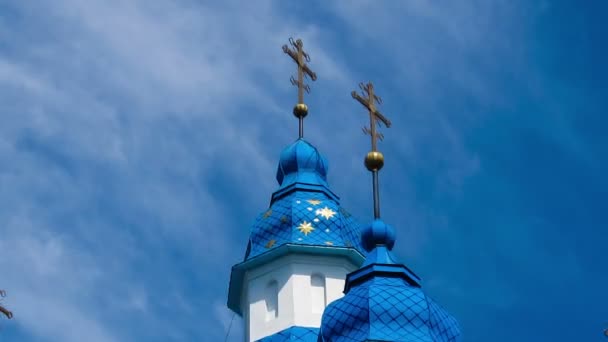 La iglesia contra el cielo azul y las nubes en movimiento . — Vídeo de stock