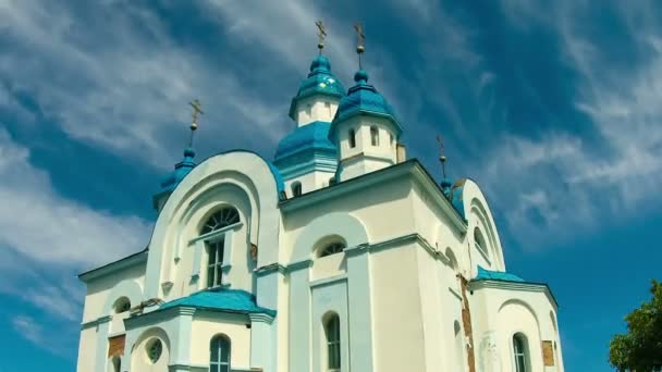 Mavi gökyüzüne ve hareketli bulutlara karşı kilise. — Stok video